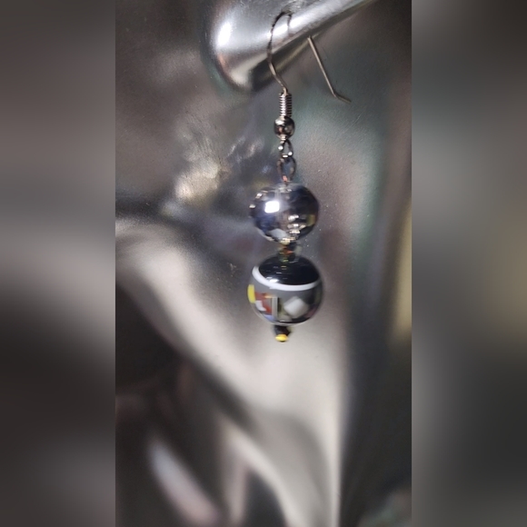 Brilliant faceted Aurora Borealis bead with handpainted Obsidian bead dangle ear - Picture 7 of 9